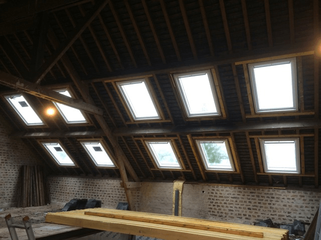 Pose de fenêtre de toit