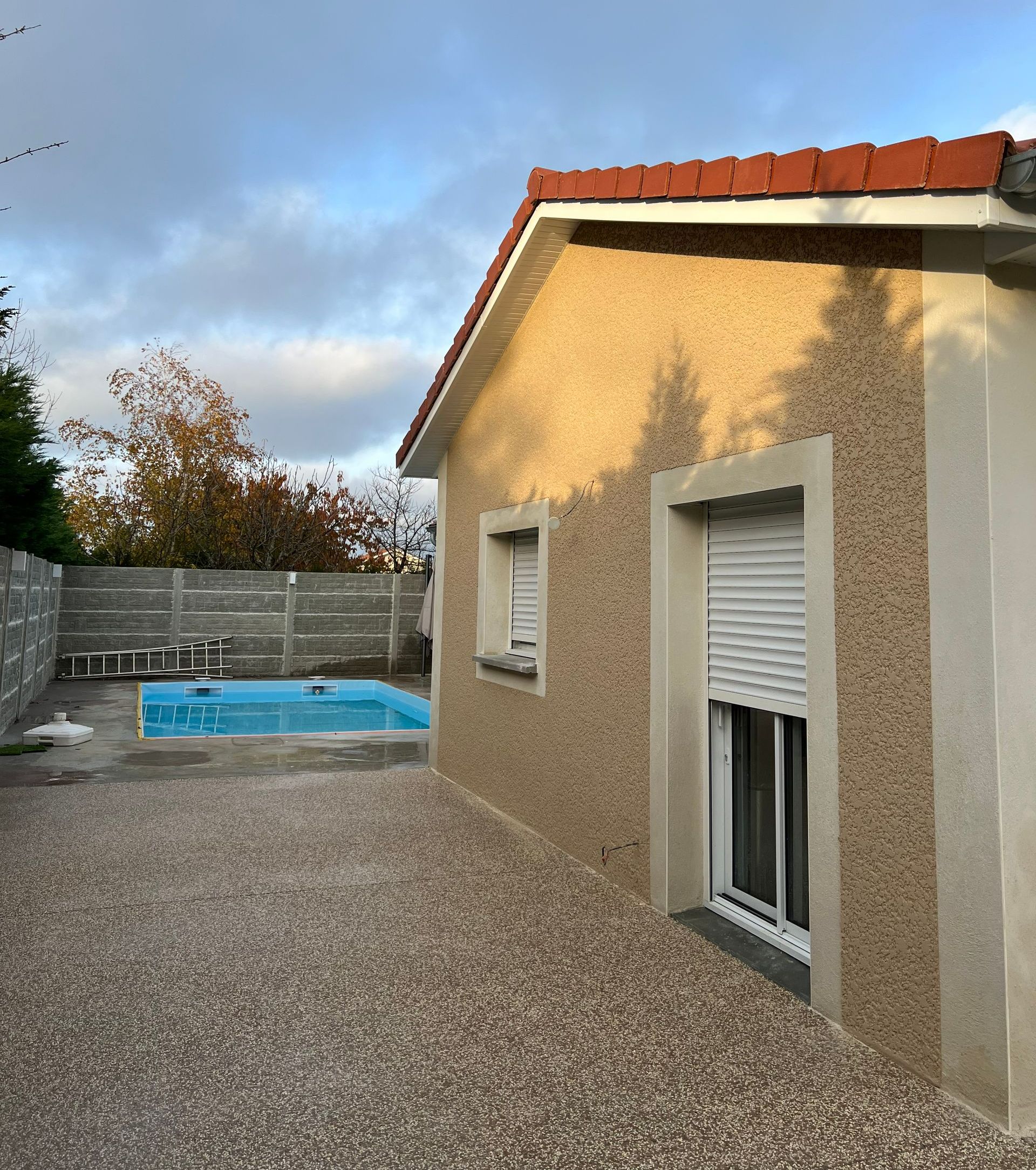 Façade de maison avec vue sur une piscine