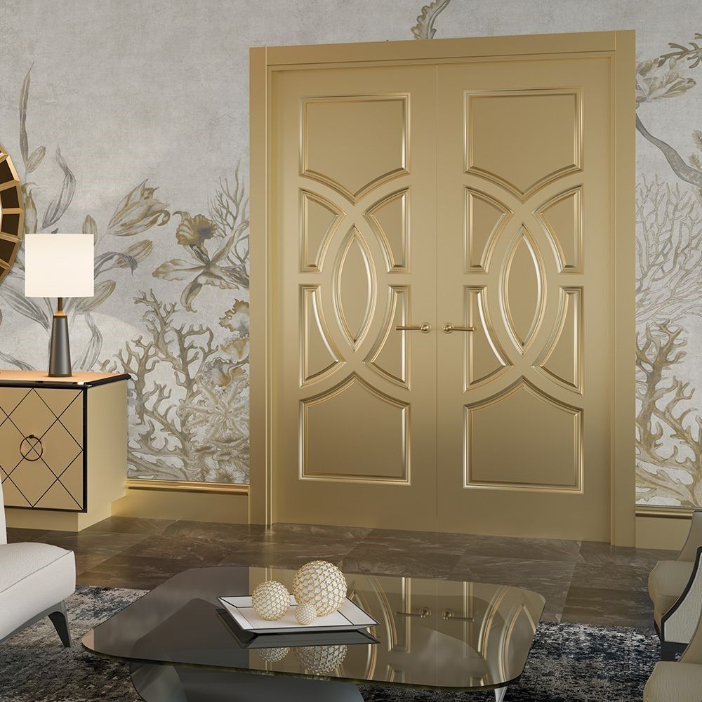 Una sala de estar con un sofá, una mesa y una lámpara.