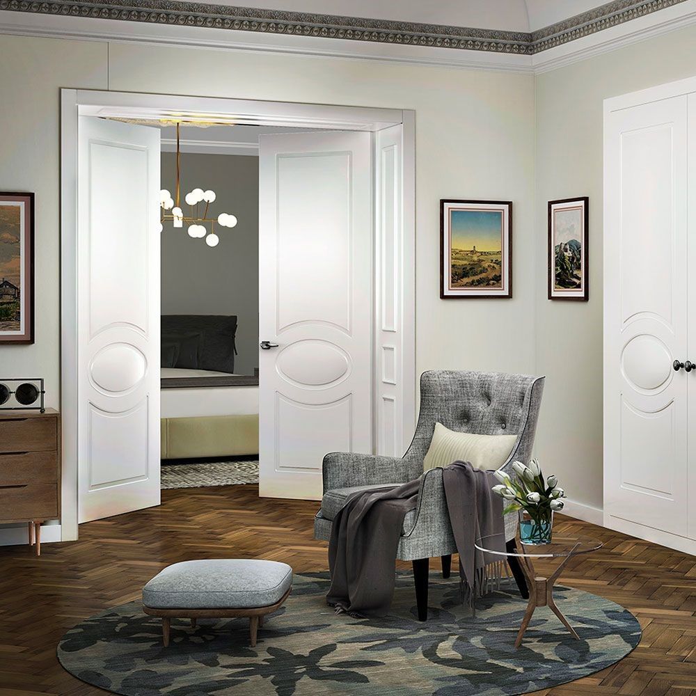 Una sala de estar con una silla y una otomana en ella.