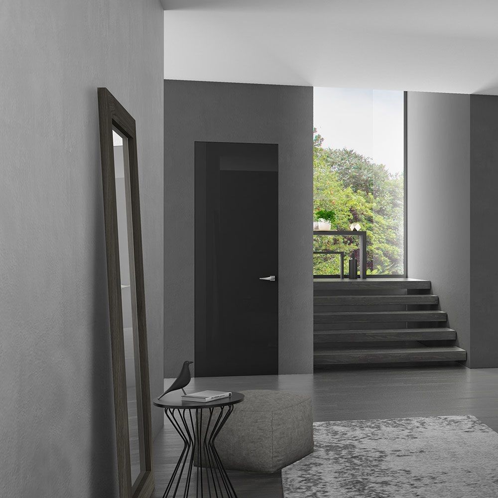 Un pasillo con un espejo y un pájaro sobre una mesa.