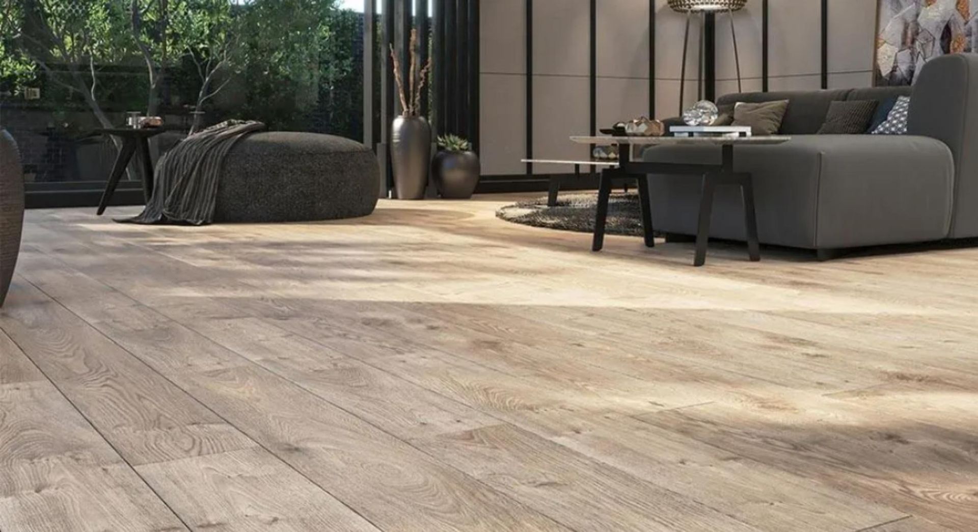 Una sala de estar con suelo de madera y un sofá.
