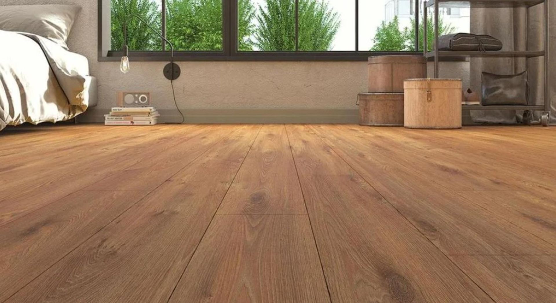 Un dormitorio con suelo de madera y una cama.