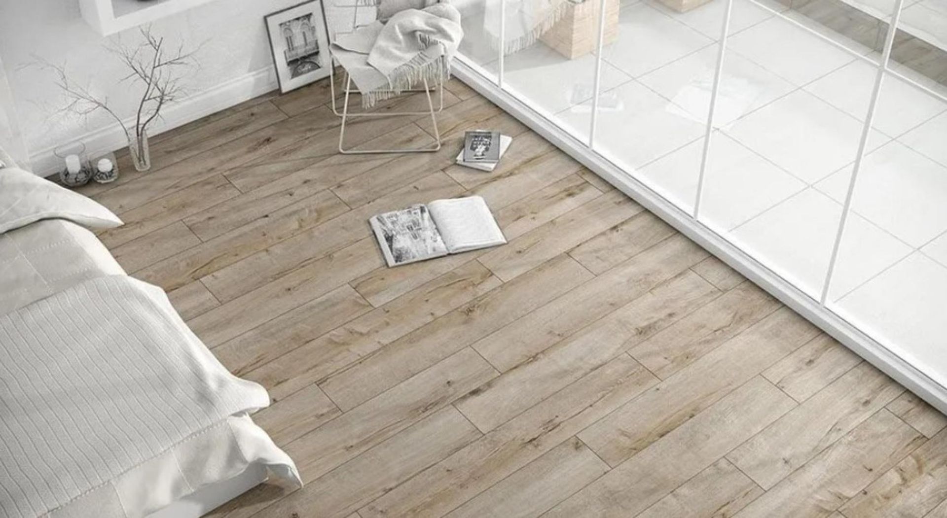 Un dormitorio con suelo de madera y una cama.
