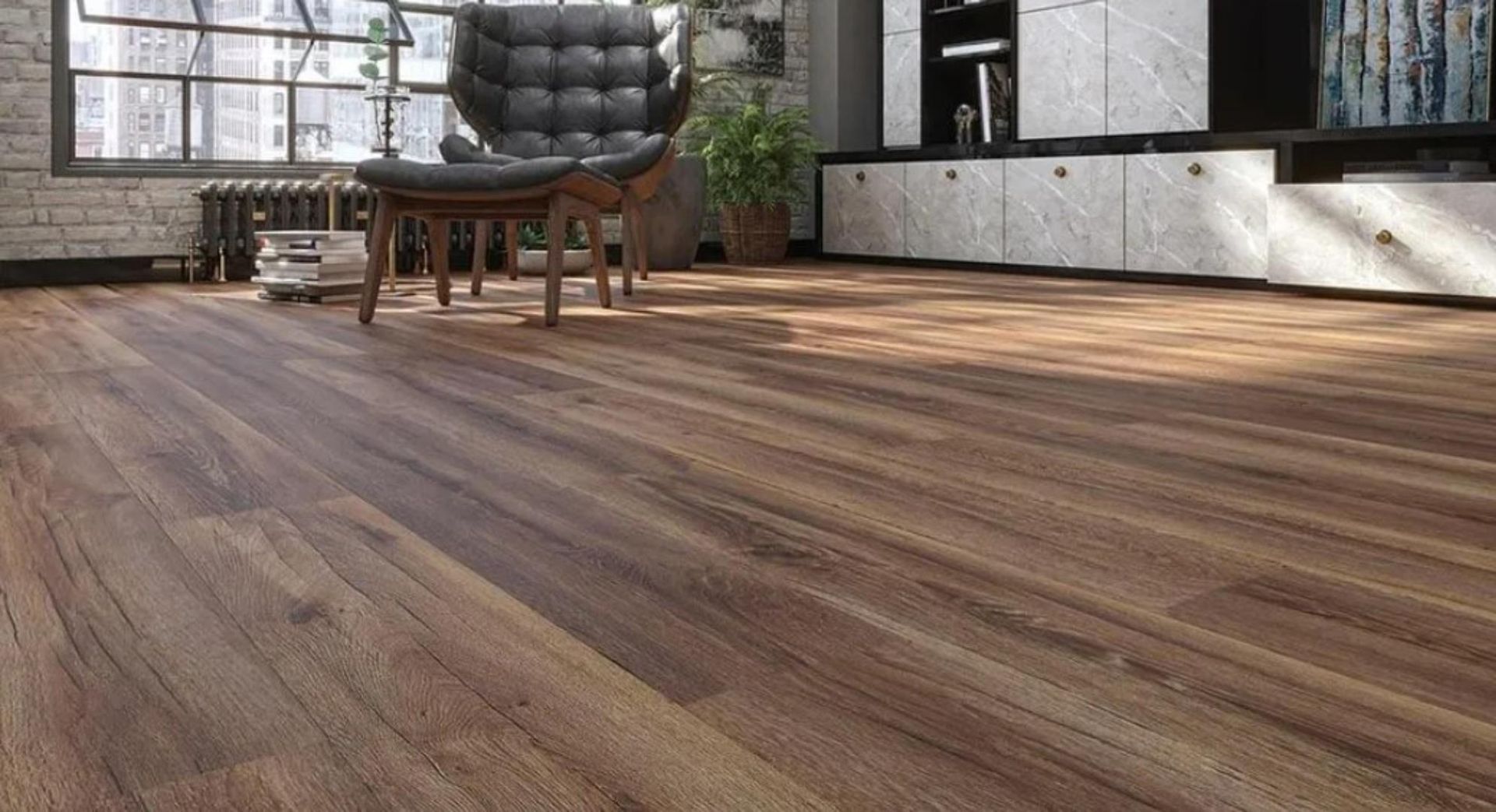 Una sala de estar con suelo de madera y una silla.