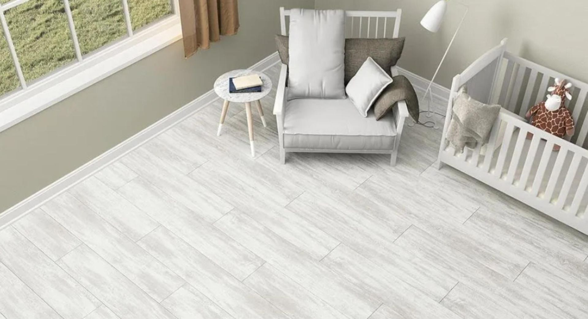 Hay una silla y una cuna en la habitación.