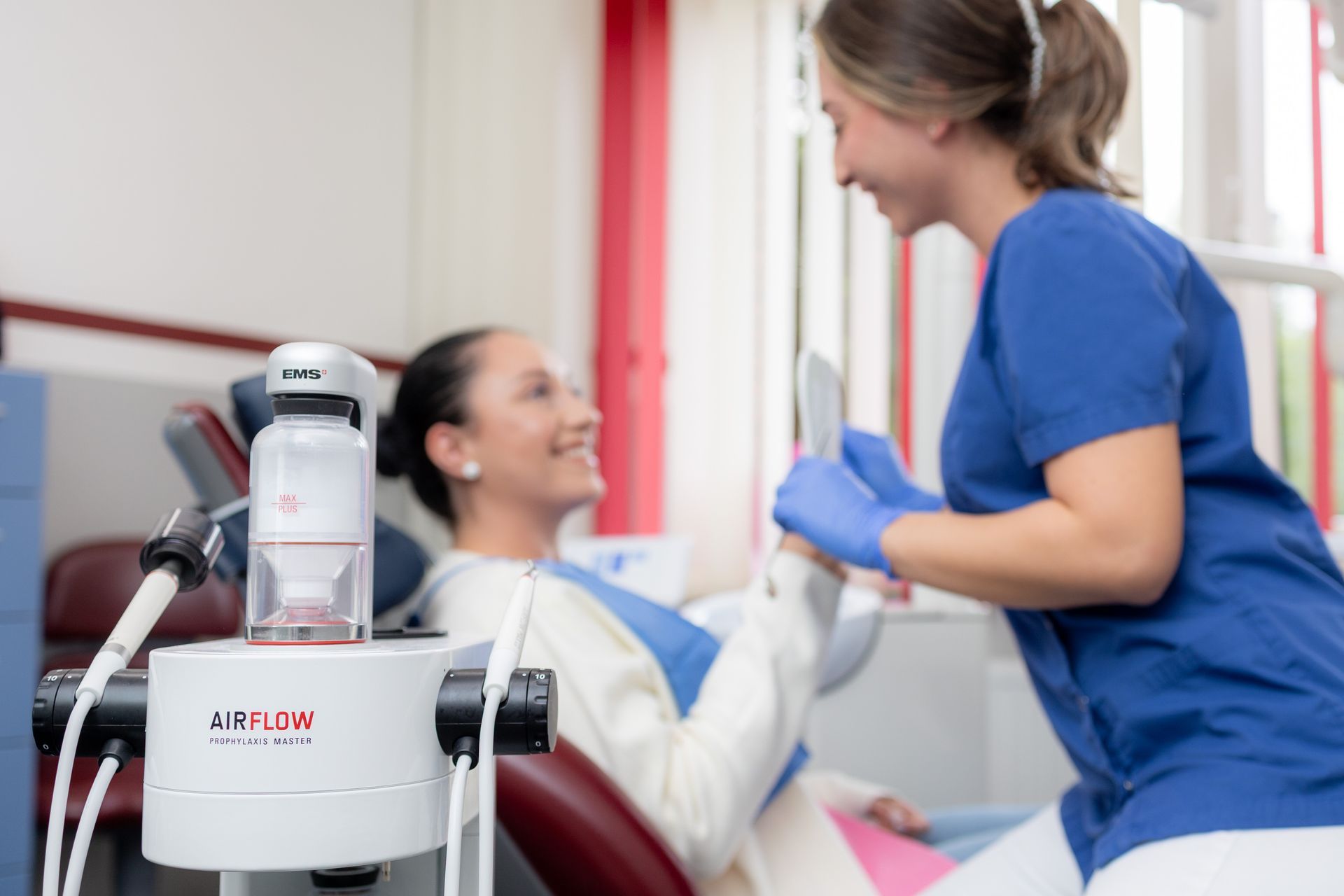 Professionelle Zahnreinigung nach dem GBT-System mit EMS Airflow®