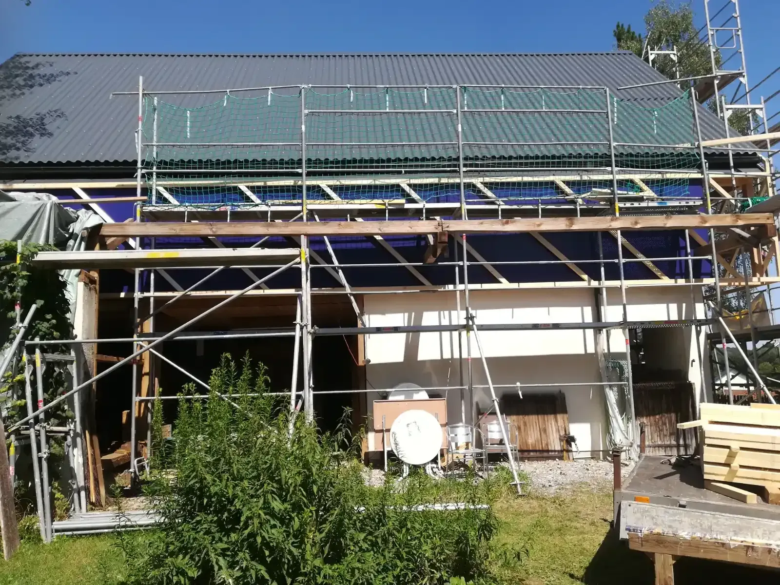 Haus mit Gerüst und teilweise montiertem Dach im Bau