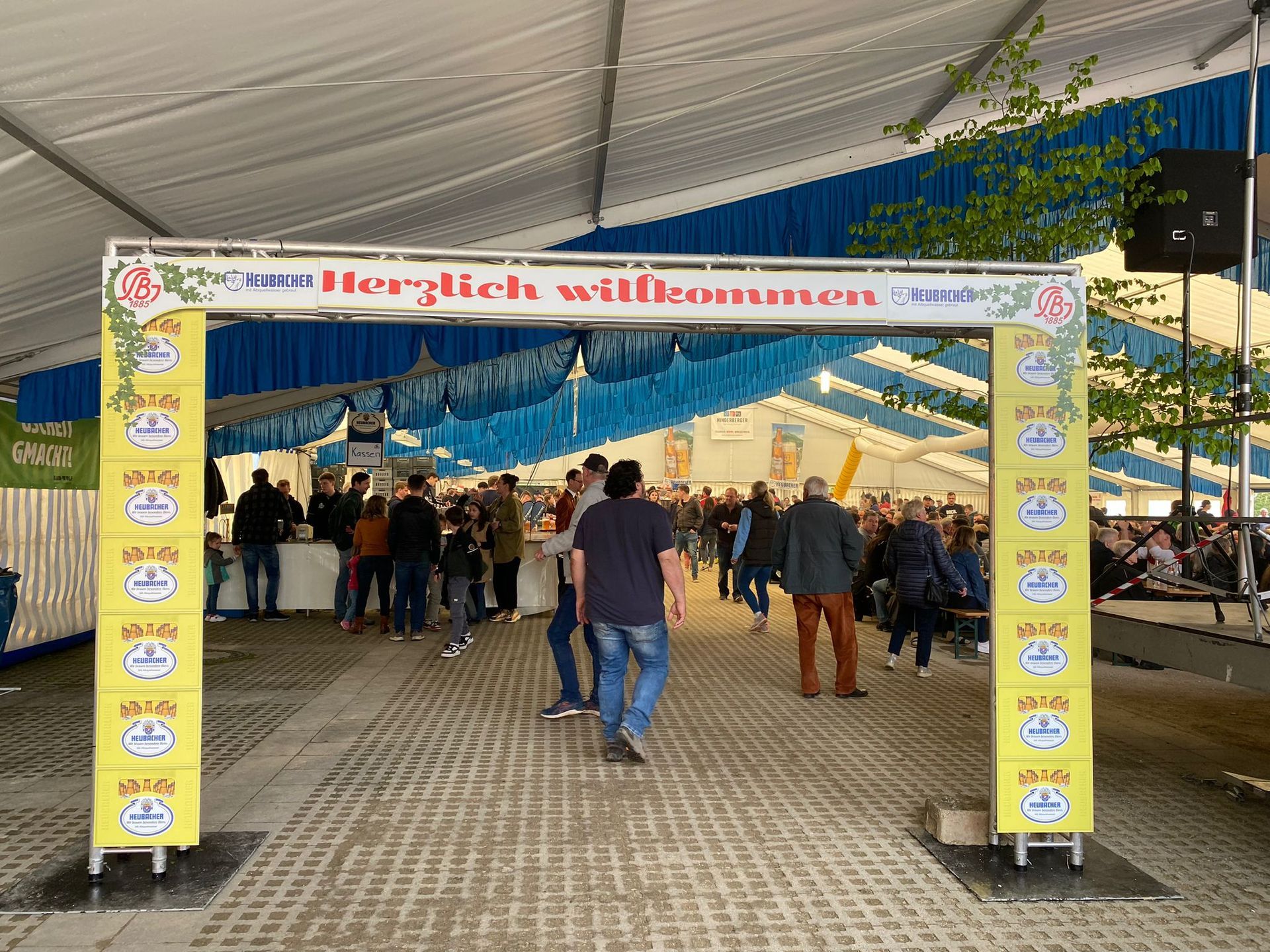 Zelt mit Werbebanner