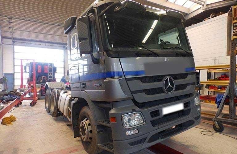 Ein Mercedes-Truck steht in einer Garage.