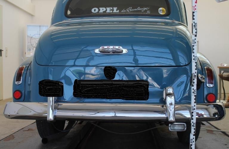 Ein blauer Opel steht in einer Garage