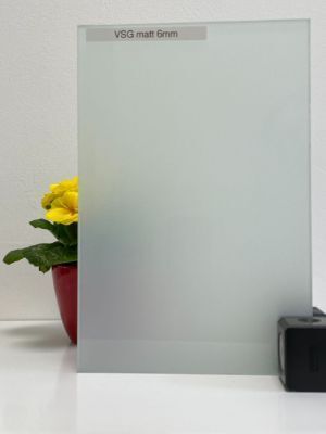Blumentopf, halb hinter sandgestrahltem Glas