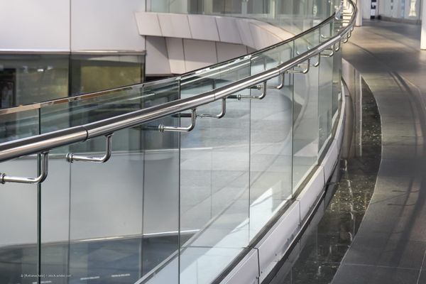 Trennwand aus Glas und Milchglas