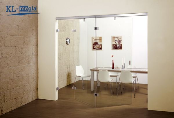 Trennwand aus Glas und Milchglas