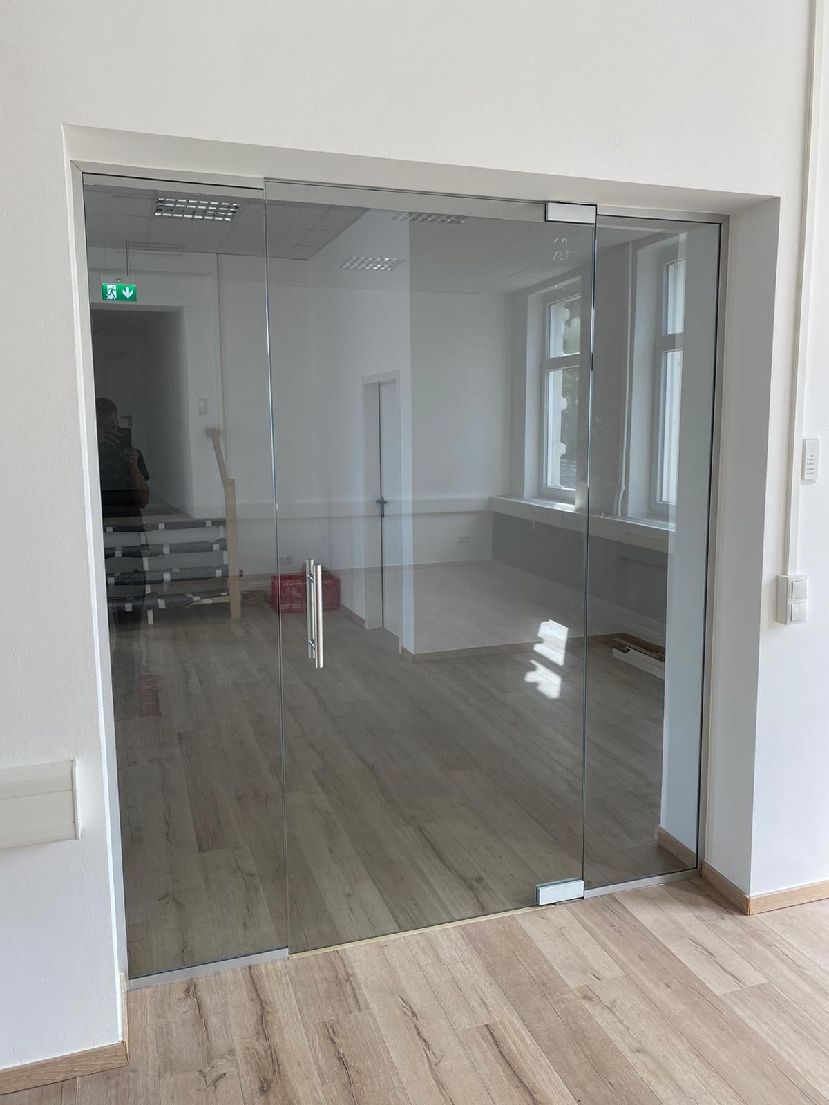 Glastür in einem Büro mit Holzfußboden