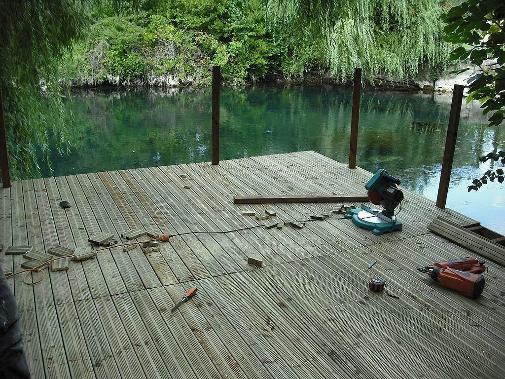 Installation de terrasse en bois en bord de rivière