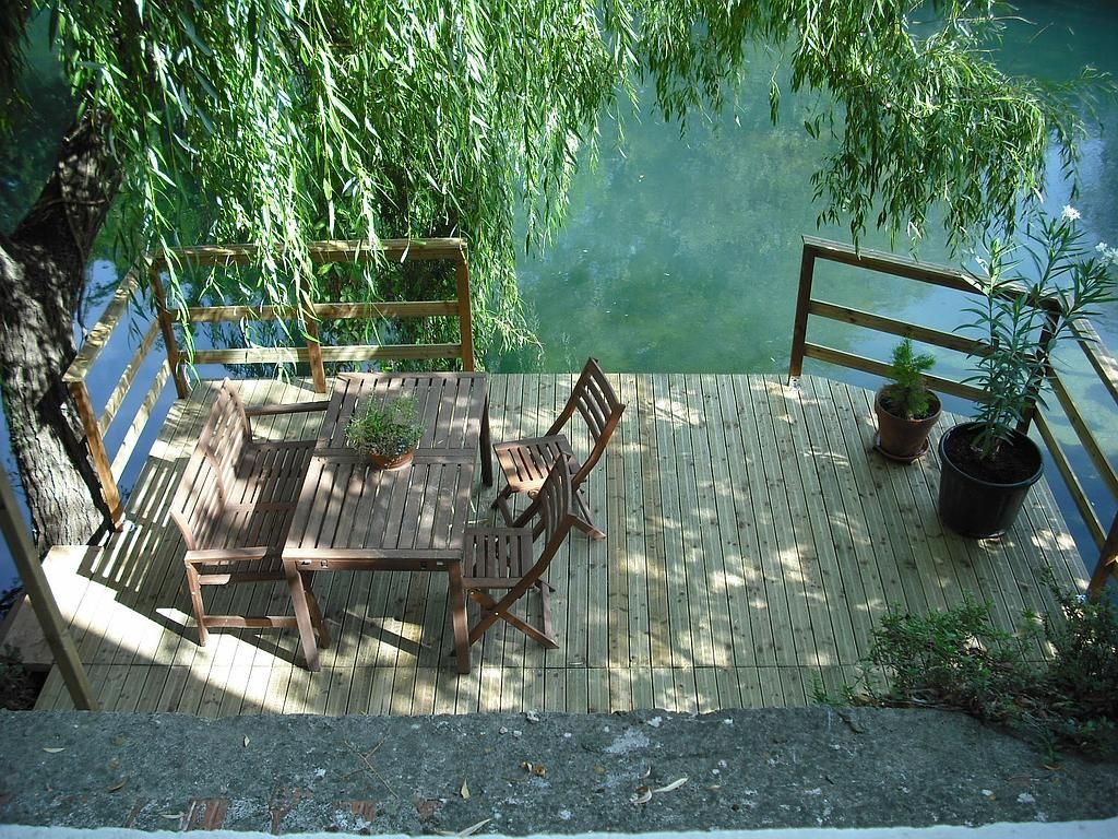 Terrasse en bois avec cachet au bord de l'eau