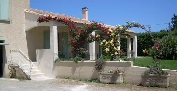 Création de muret dans un jardin avec des arches fleuries
