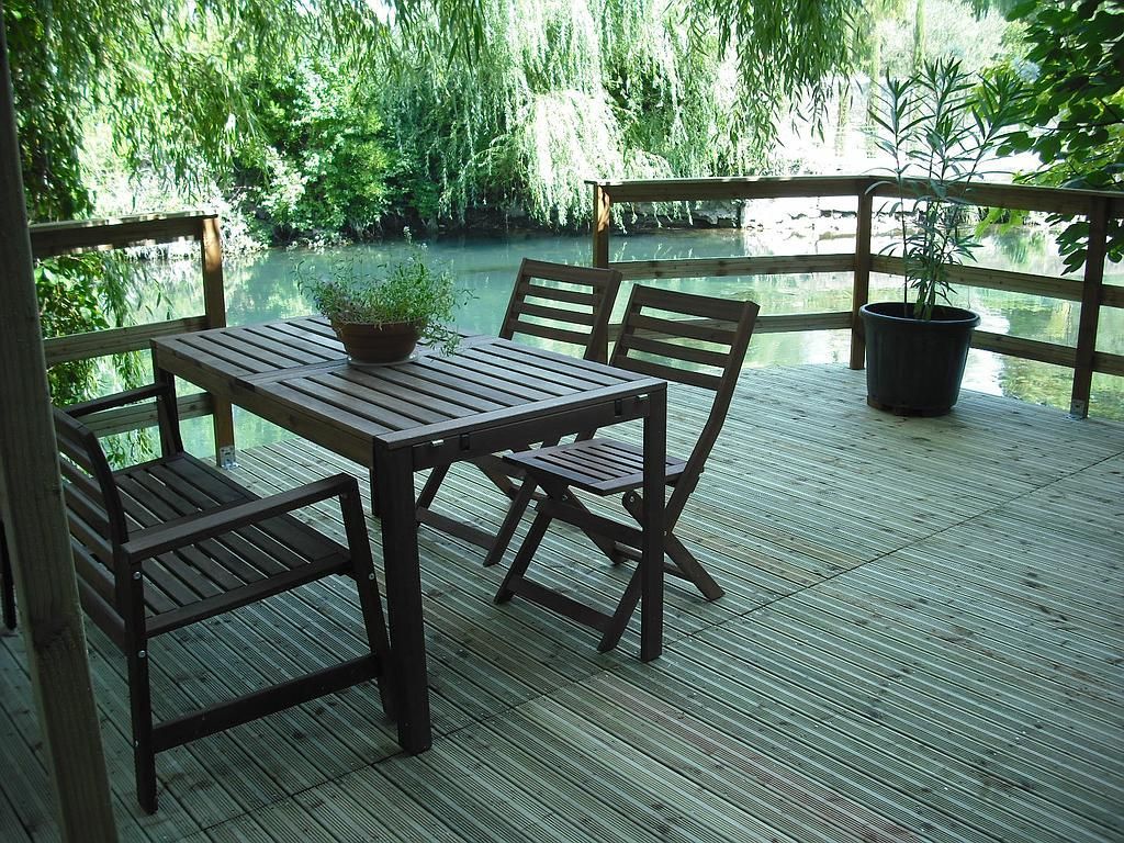Terrasse au bord de l'eau en bois avec cachet