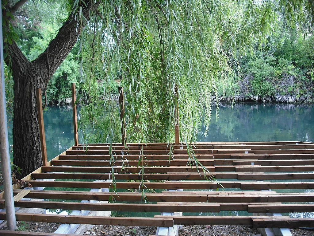 Création de terrasse en bois au bord de l'eau