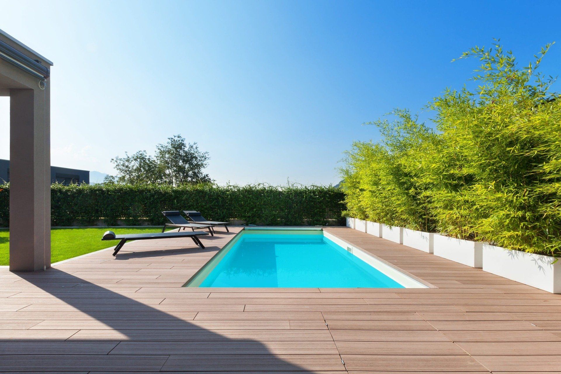 belle terrasse avec piscine