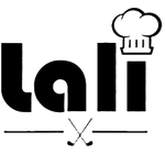 Logotipo de "lali" que muestra un gorro de chef sobre las letras, con dos palos de golf cruzados debajo sobre un fondo blanco.