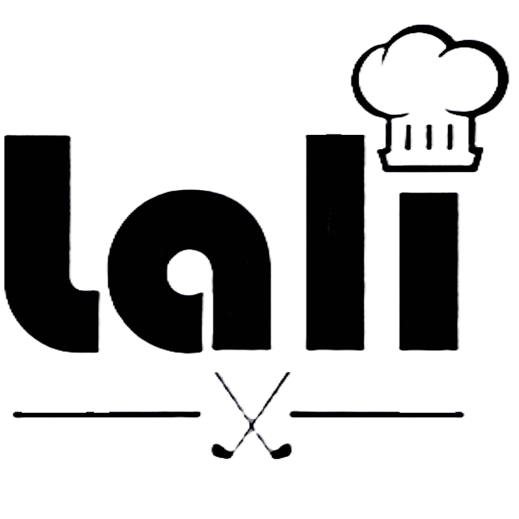 Logotipo de "lali" que muestra un gorro de chef sobre las letras, con dos palos de golf cruzados debajo sobre un fondo blanco.