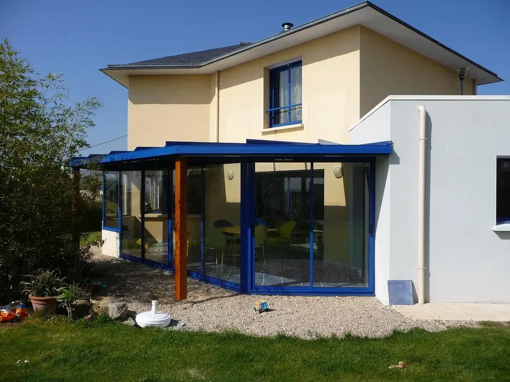 Maison beige à deux étages