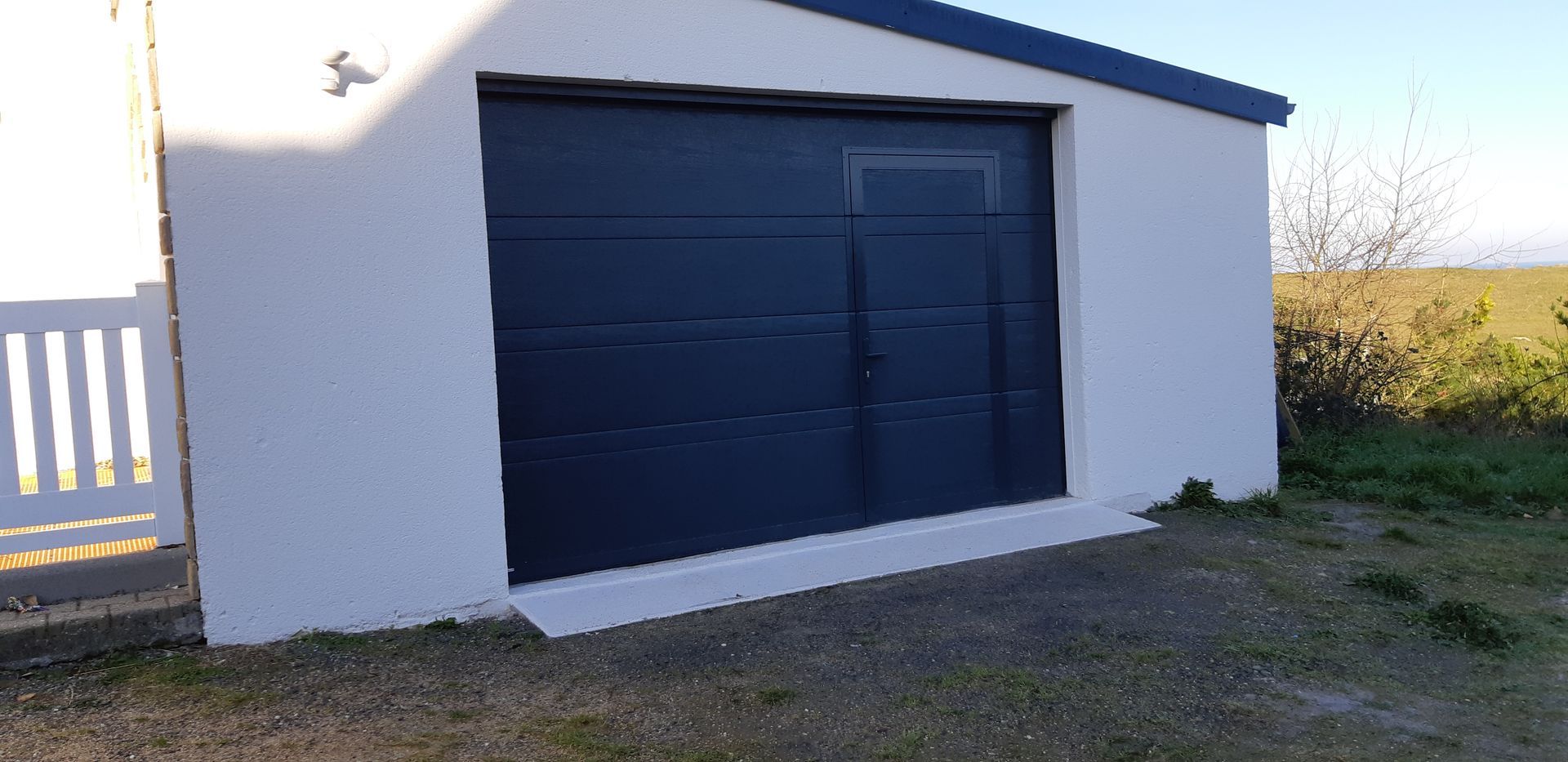 Porte de garage bleu foncé