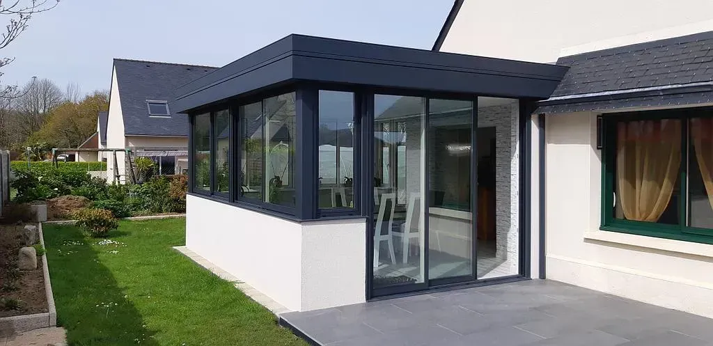 Véranda moderne aux parois de verre