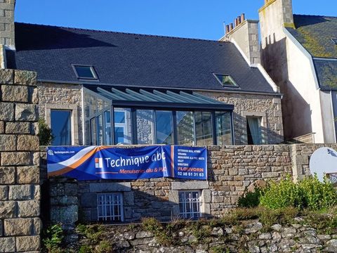 Maison en pierre avec une véranda vitrée 