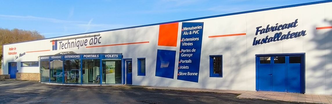 Bâtiment commercial avec une façade blanche