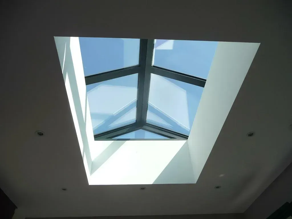 Lucarne encadrée par un plafond encastré