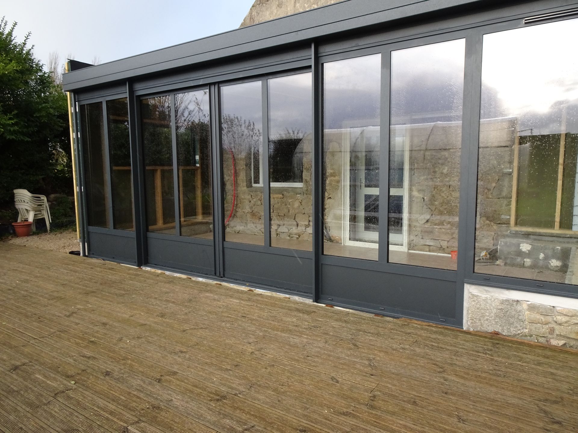 Vranda moderne aux parois de verre gris