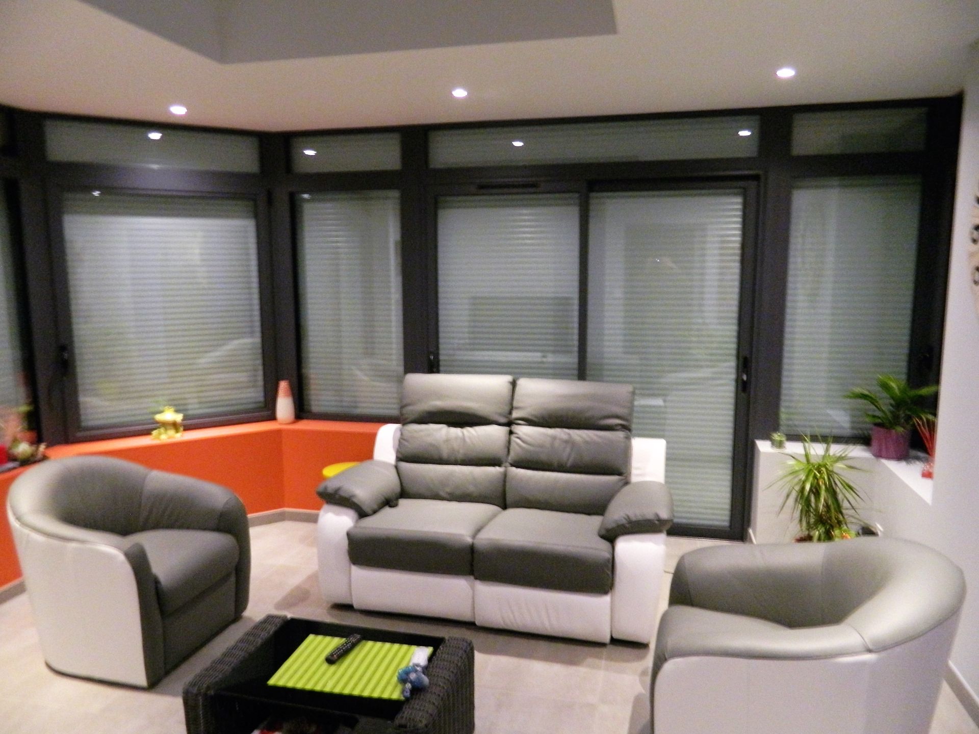 Salon moderne avec un canapé 