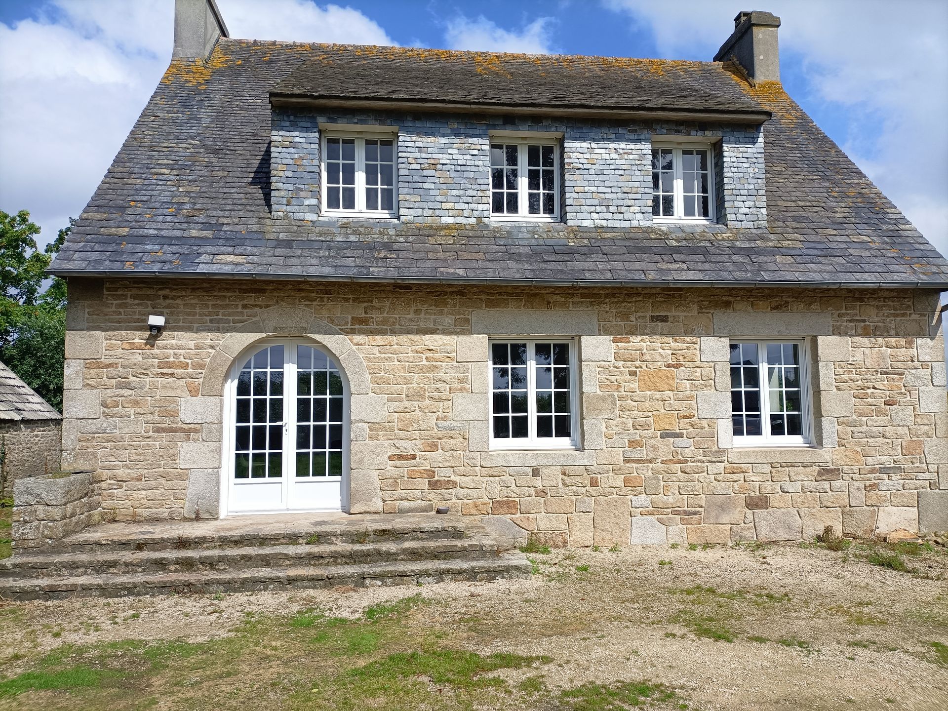 Maison en pierre de deux étages