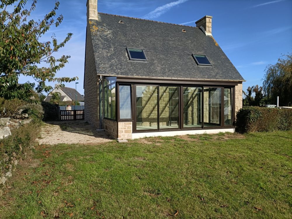 Maison en pierre avec un toit en ardoise