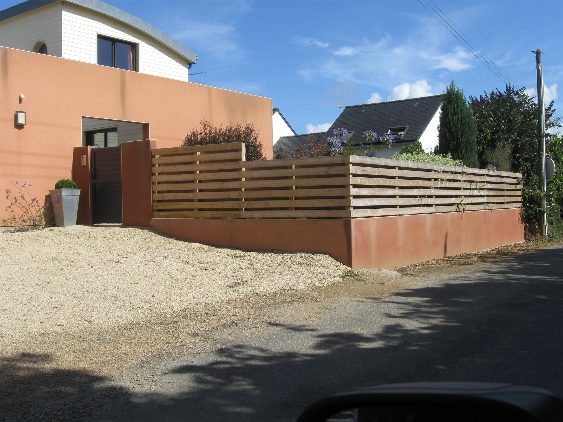 MMaison aux murs couleur terre cuite