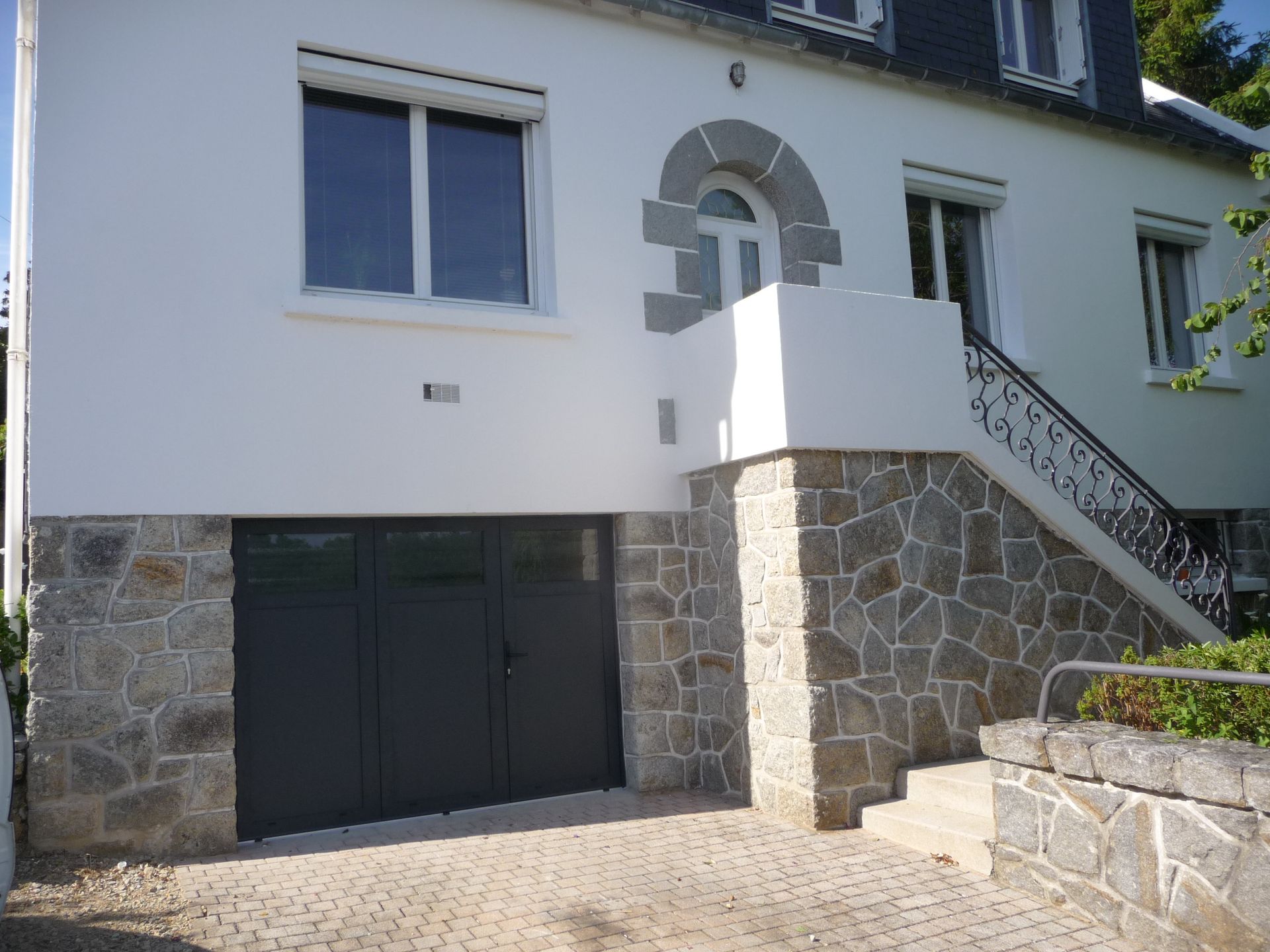 Maison blanche à deux étages 