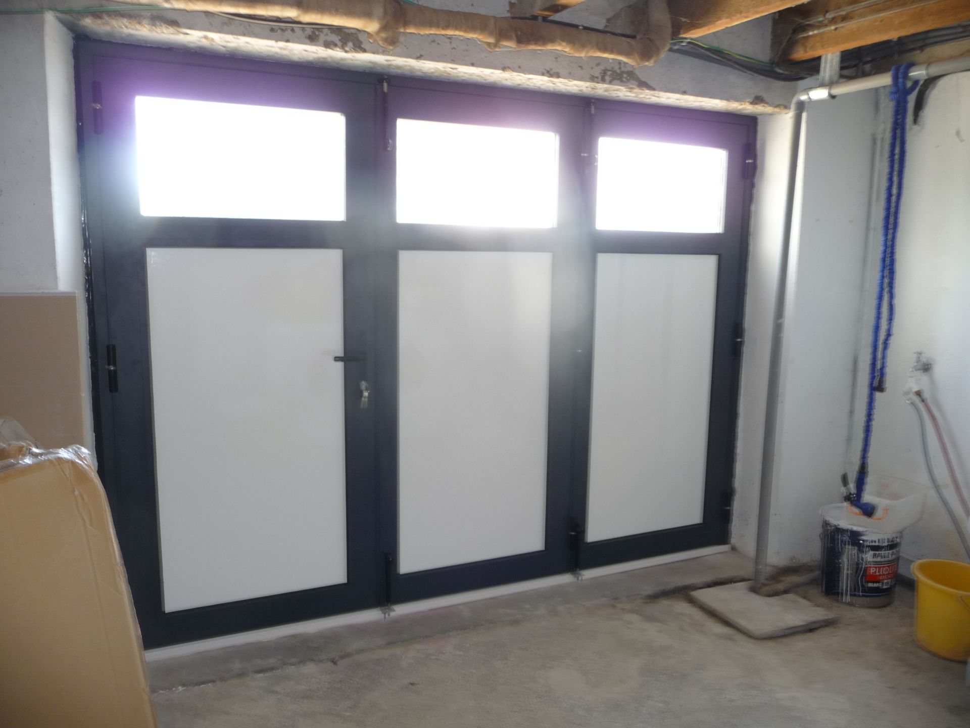 Porte à trois panneaux à cadre sombre