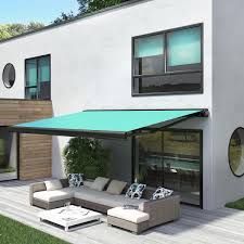 Patio d'une maison blanche moderne