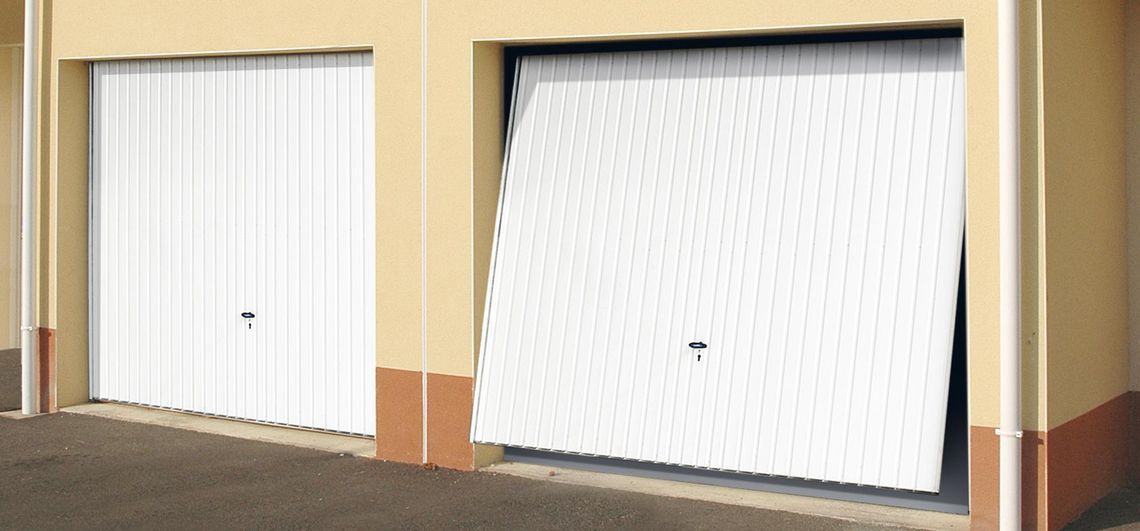 Portes de garage blanches à nervures