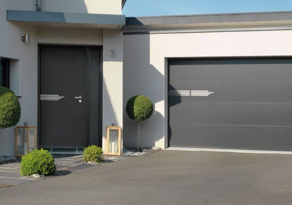Maison moderne avec une porte d'entrée