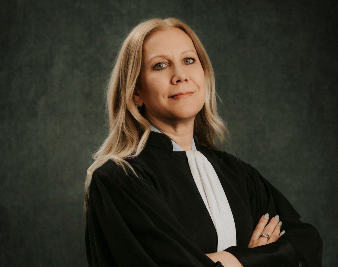 Maître Beaumont Serda en robe d'avocat