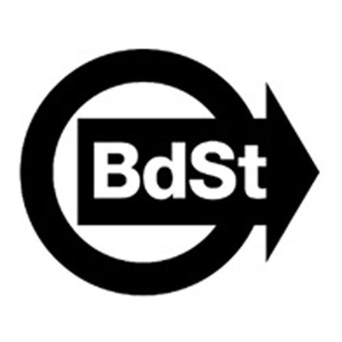Schwarz-weißes Logo: „BdSt“ in einem Kasten innerhalb eines Kreises mit einem nach rechts zeigenden Pfeil.