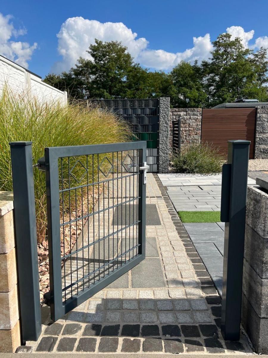 Geöffnetes Eisentor im Garten