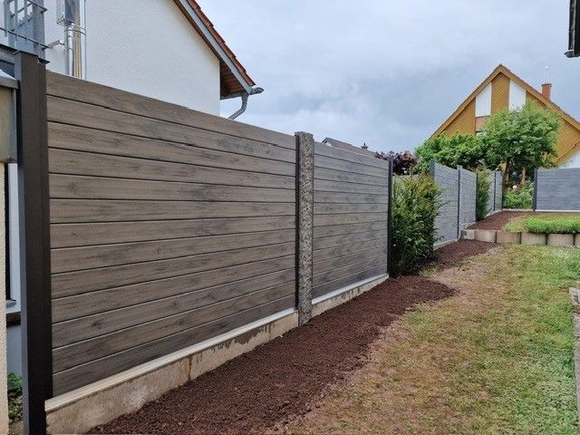 Zaun zwischen Hecken gesetzt