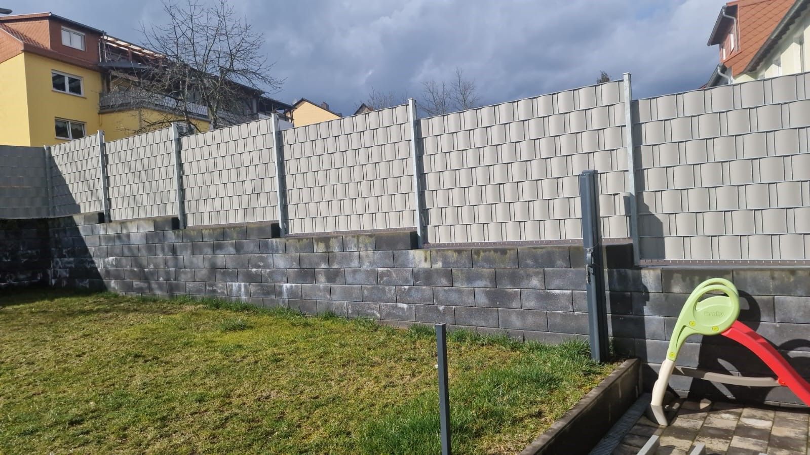 Zaun an einem abfallenden Gelände