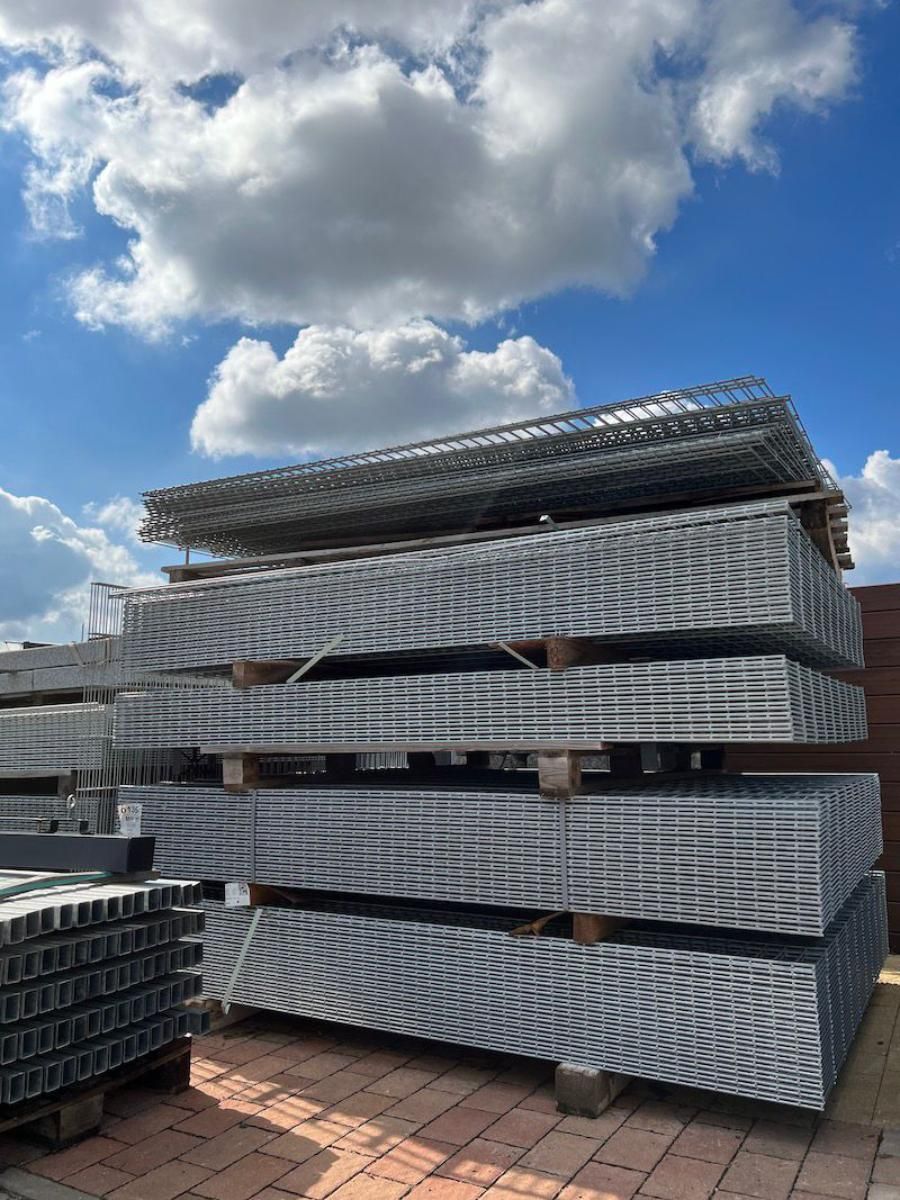 Paletten mit Bauzäunen