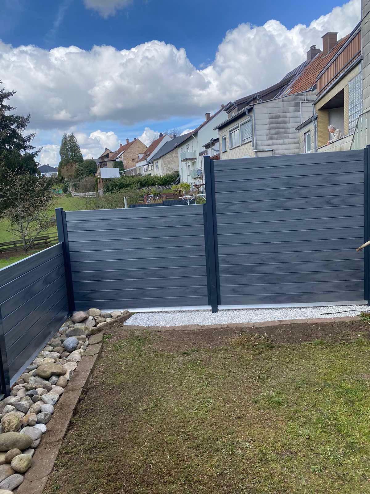 Versetzter Gartenzaun mit Sichtschutz